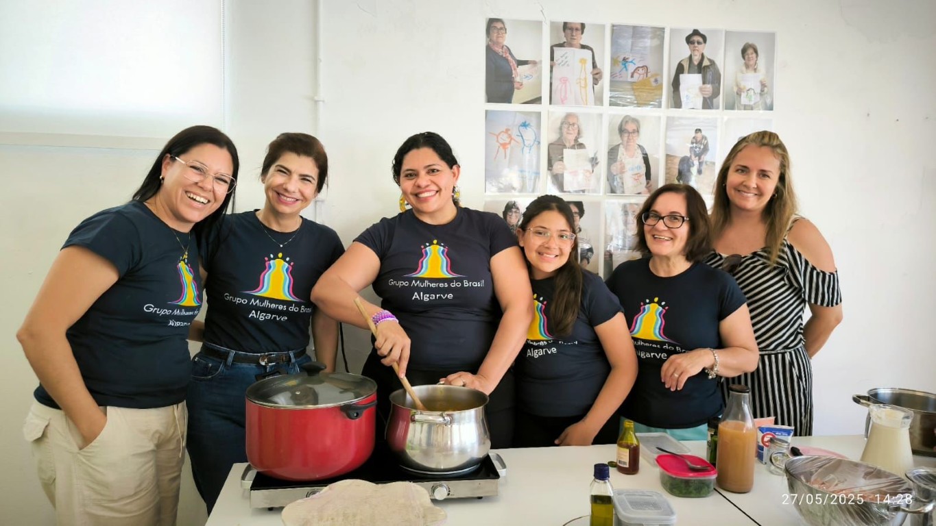 Núcleo Algarve preparando quitutes na Semana Intercultural de Portimão.