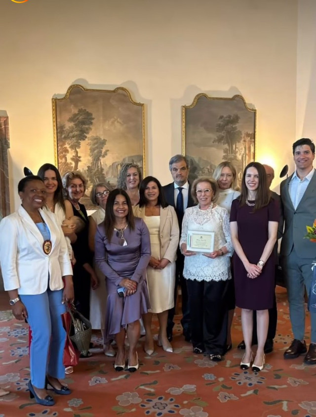 Janete Vaz segura a sua placa de honra ao mérito junto ao Núcleo Florença.