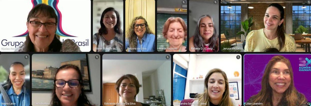 Captura de tela de uma chamada de vídeo com 11 participantes, todas mulheres, sorrindo em suas janelas individuais.